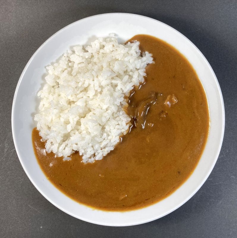 ハウスギャバン株式会社 HighQuality 欧風カレー 中辛をお皿に盛る