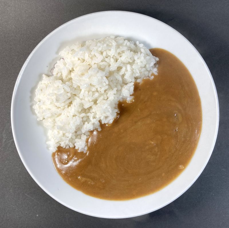 ハウスギャバン株式会社 CHEF BLEND ビーフカレー 中辛をお皿に盛る