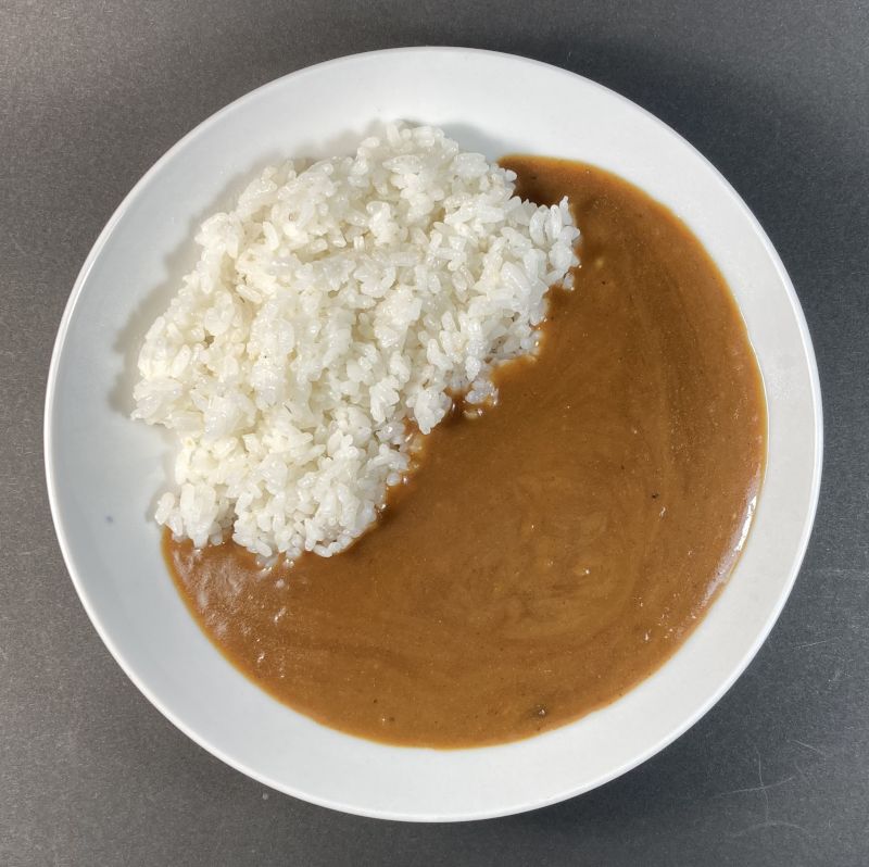 ハウスギャバン株式会社 カリー厨房 粗挽きスパイスのビーフカレー 辛口をお皿に盛る