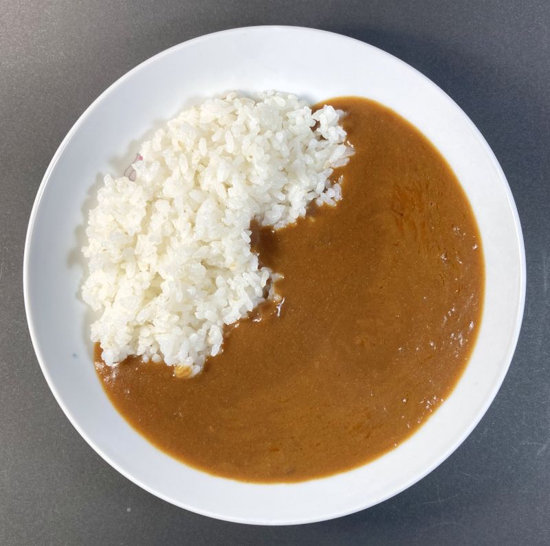 ハウスギャバン株式会社 カリー厨房 きざみ玉ねぎたっぷりの オニオンリッチカレー 中辛をお皿に盛る