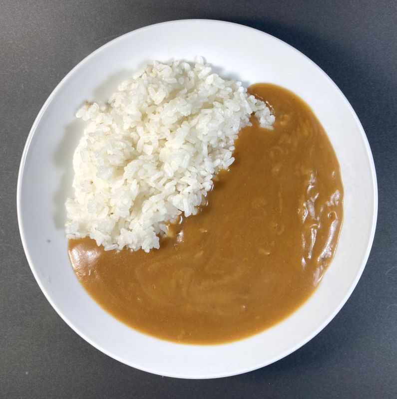 ハウスギャバン株式会社 カリー厨房 すりおろし野菜の ビーフカレー 甘口をお皿に盛り付ける