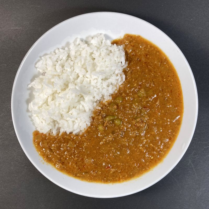 ハウスギャバン株式会社 印度風牛ひき肉のキーマカレー レストラン用 200gをお皿に盛る
