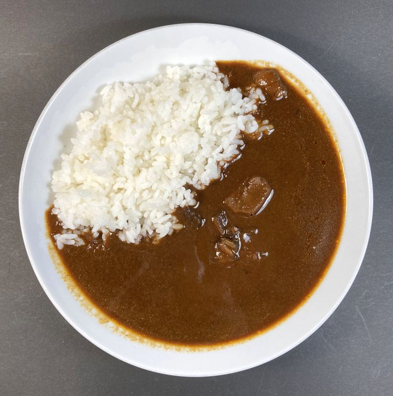 ハウスギャバン株式会社 カシミール風ポークのスパイシーブラックカレー レストラン用 200gをお皿に盛る