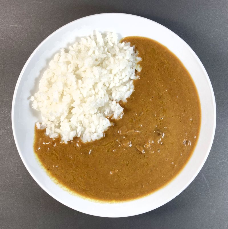 株式会社ハウスギャバン株式会社 北印度風ヨーグルトのスパイシーカレー レストラン用/200gをお皿に盛る