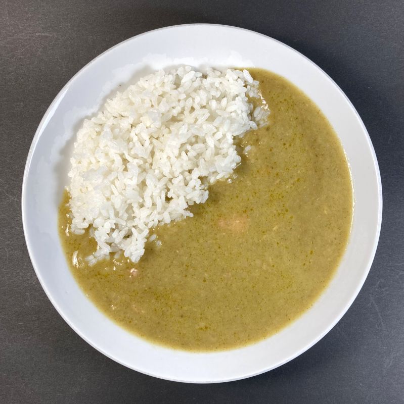 ハウスギャバン株式会社 タイ風鶏肉のまろやかグリーンカレー レストラン用 180gをお皿に盛る