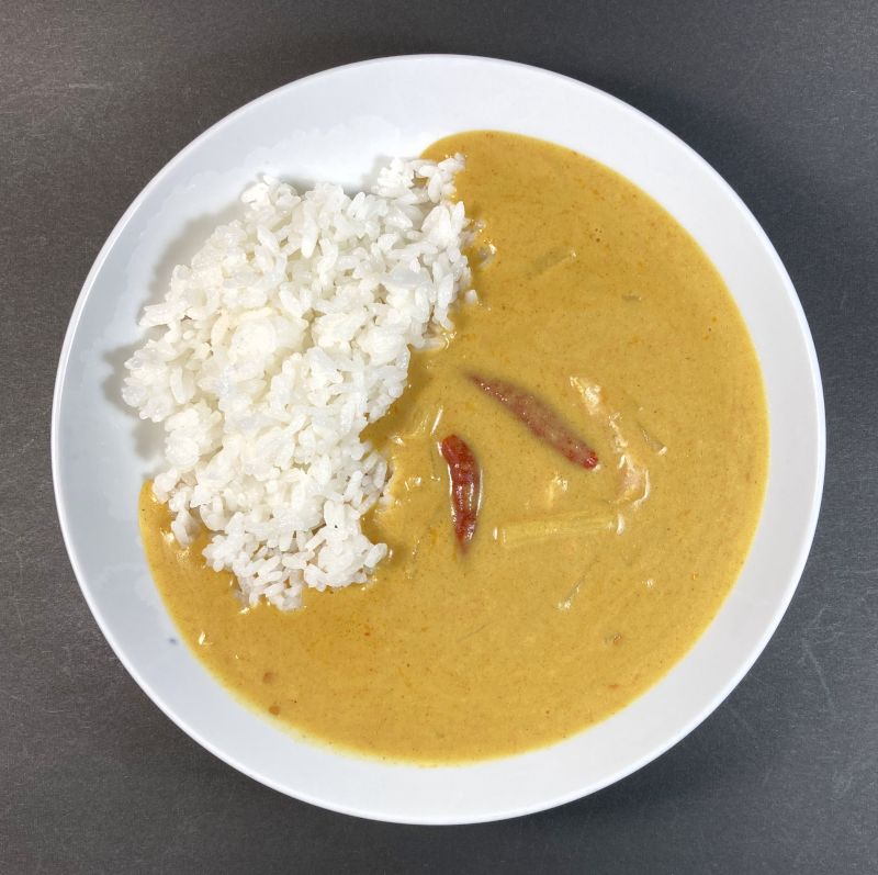 ハウスギャバン株式会社 タイ風鶏肉とココナッツミルクのイエローカレー レストラン用 200gをお皿に盛り付ける