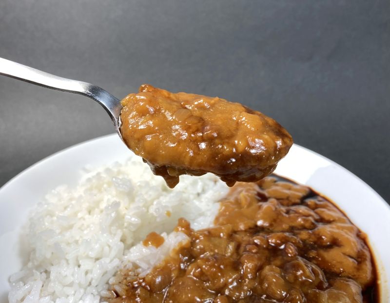 ぺやんぐやきそば風カレーレトルト_スプーンですくった画像