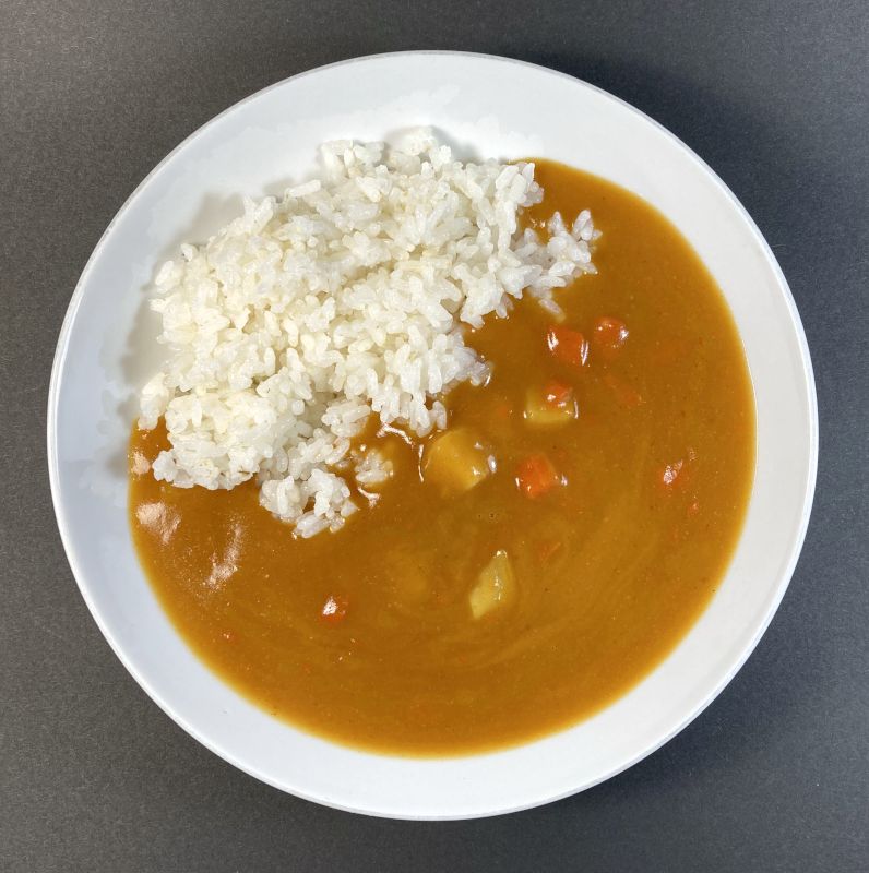カレー甘口をお皿に盛る