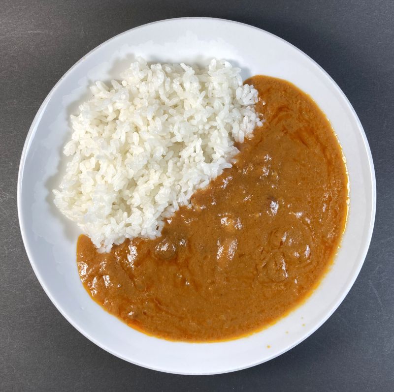 カゴメ株式会社 Plant Based 3種豆のベジタブルカレー 中辛をお皿に盛る