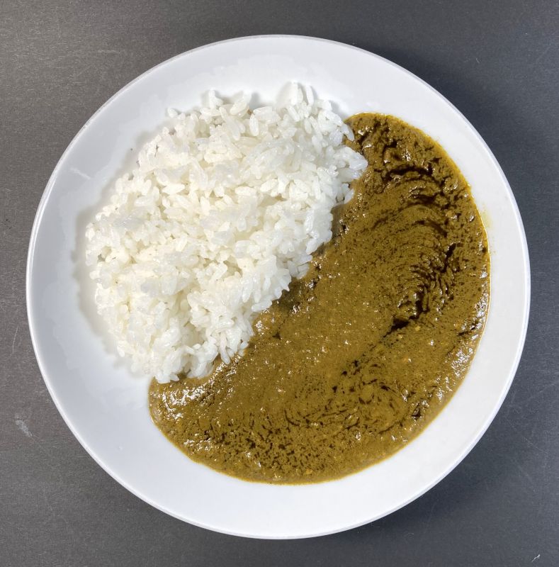 カゴメ株式会社 Plant Based 大豆ミートのほうれん草カレー 中辛をお皿に盛る