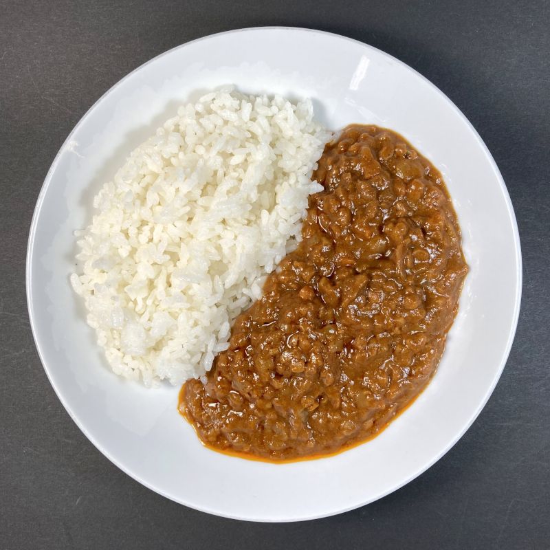 カゴメ株式会社 Plant Based 大豆ミートのキーマカレー 中辛をお皿に盛る