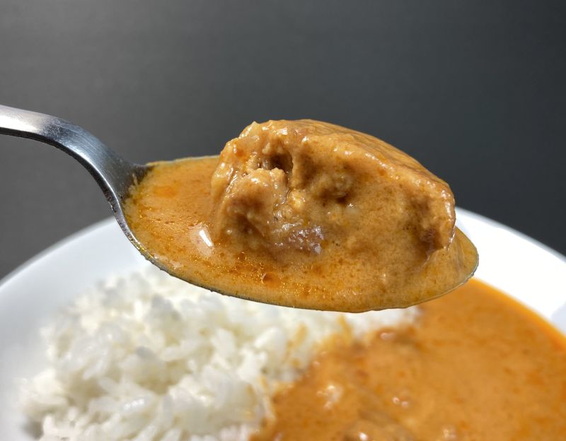 カゴメ株式会社 Plant Based ベジミートボールのマサラカレー 中辛のミートボールを半分にカットする