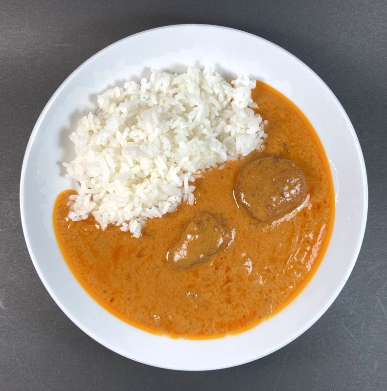 カゴメ株式会社 Plant Based ベジミートボールのマサラカレー 中辛をお皿に盛る