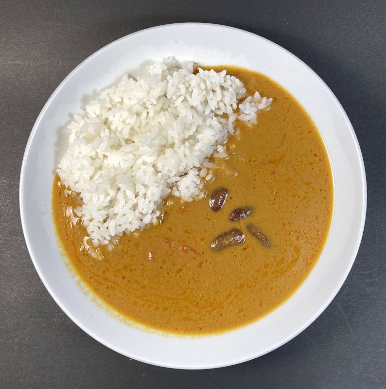 カゴメ株式会社 Plant Based 野菜と豆のマッサマンカレー 中辛をお皿に盛る