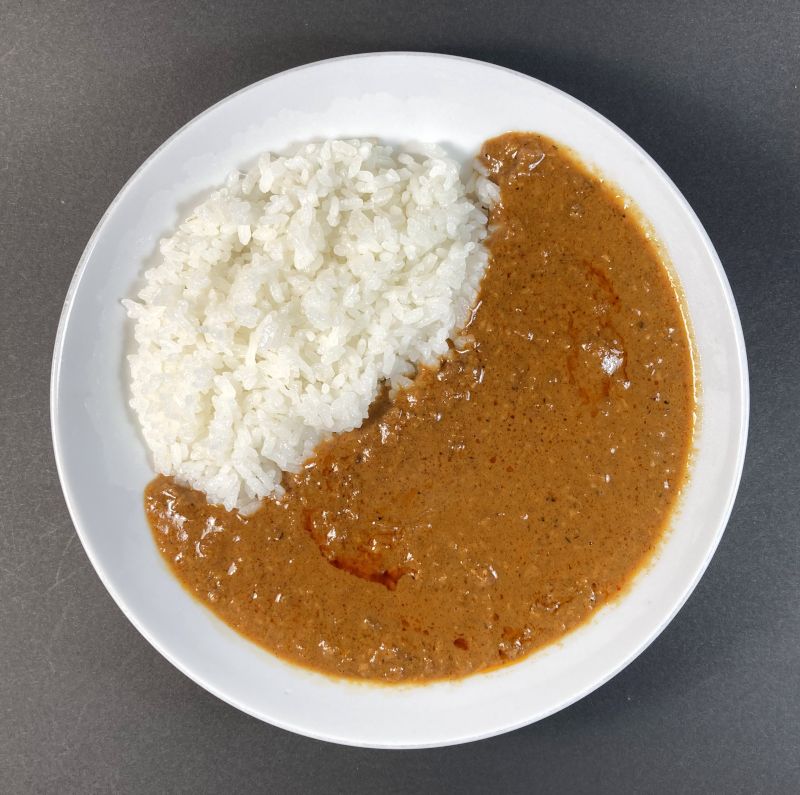 チキンルンダンをお皿に盛る