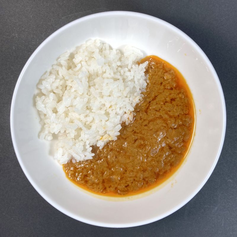 株式会社キャメル珈琲 CHICKEN MASALA CURRY 中辛80gをお皿に盛る