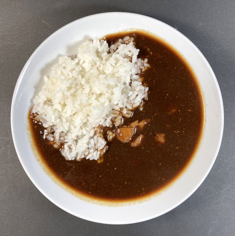 カシミールスパイスカレー 辛口をお皿に盛り付ける