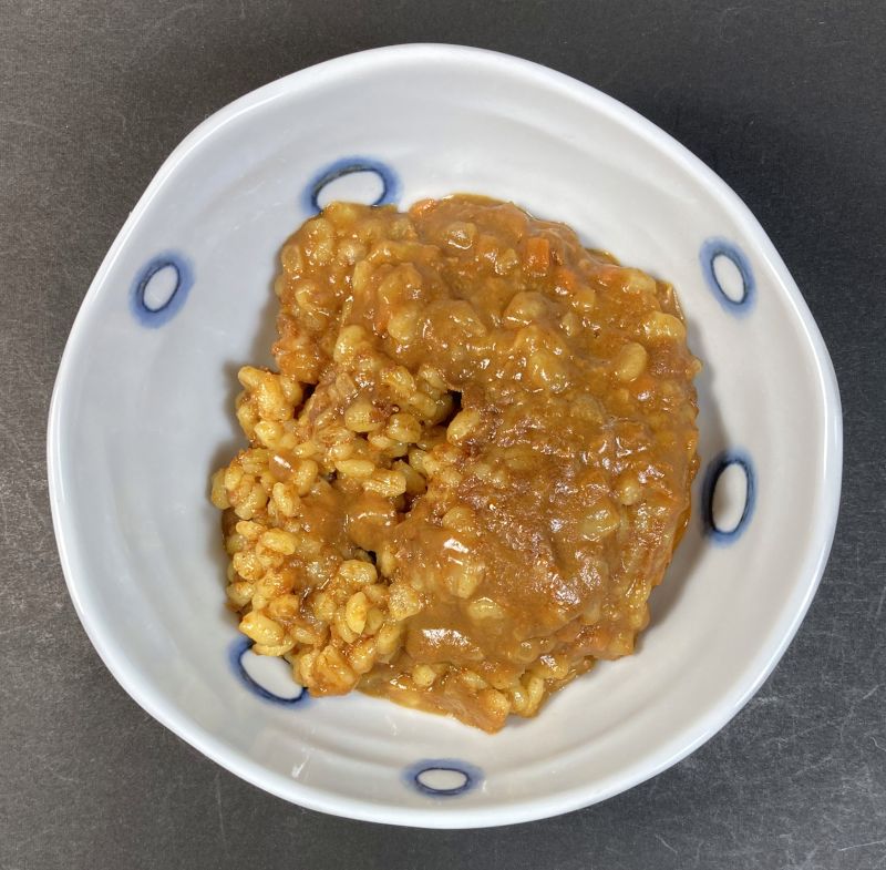 もち麦カレーをお皿に盛り付ける