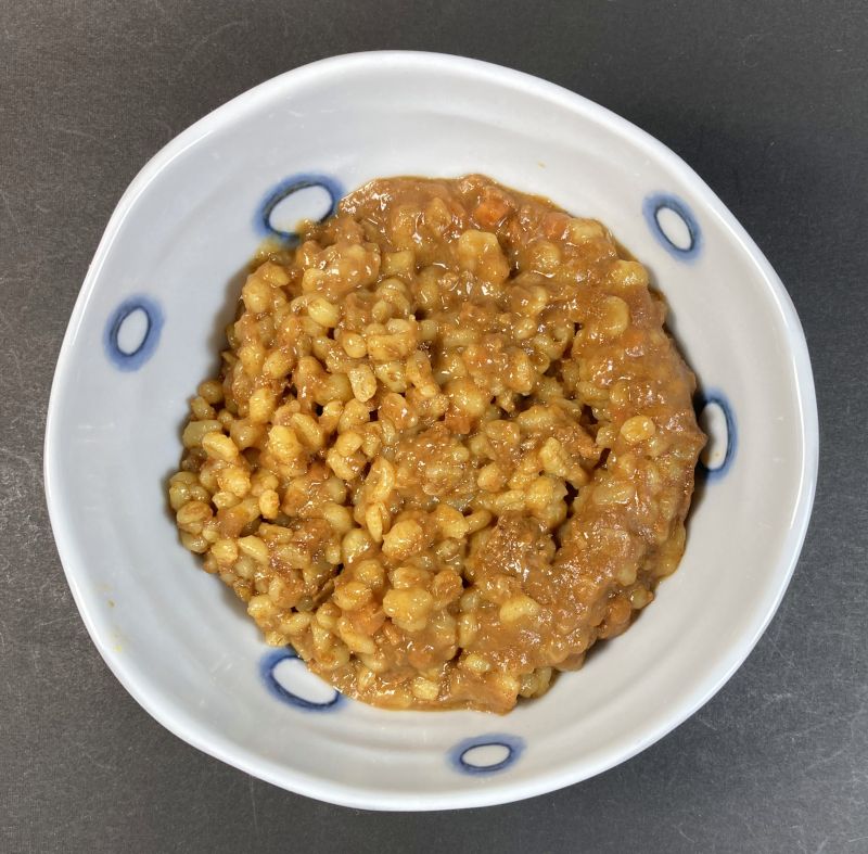 もち麦カレーをお皿に盛り付けて整える
