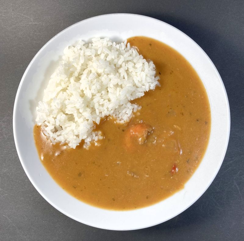 株式会社キャメル珈琲 スリランカ風 スパイシー 海老カレーをお皿に盛る