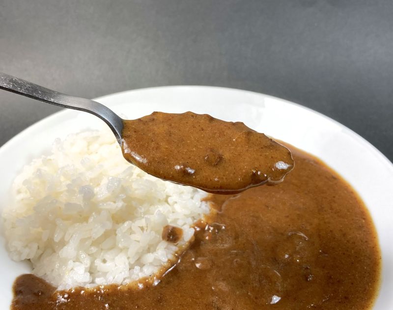 ふらの ワインチェダーチーズカレーをスプーンですくう