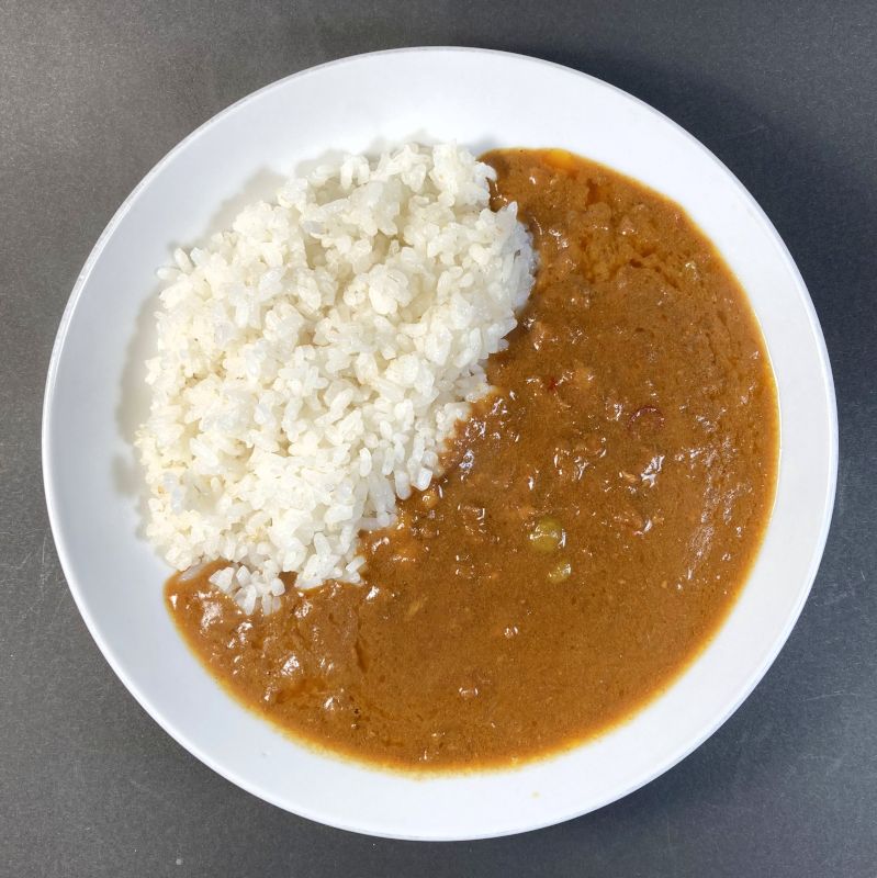 KraftHeinz ハインツ日本株式会社 キーマカレーをお皿に盛る