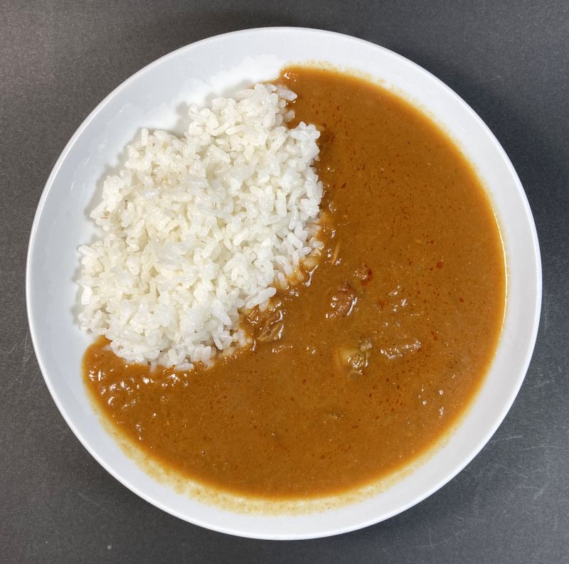 KraftHeinz ハインツ日本株式会社 シーフードカレーをお皿に盛り付ける