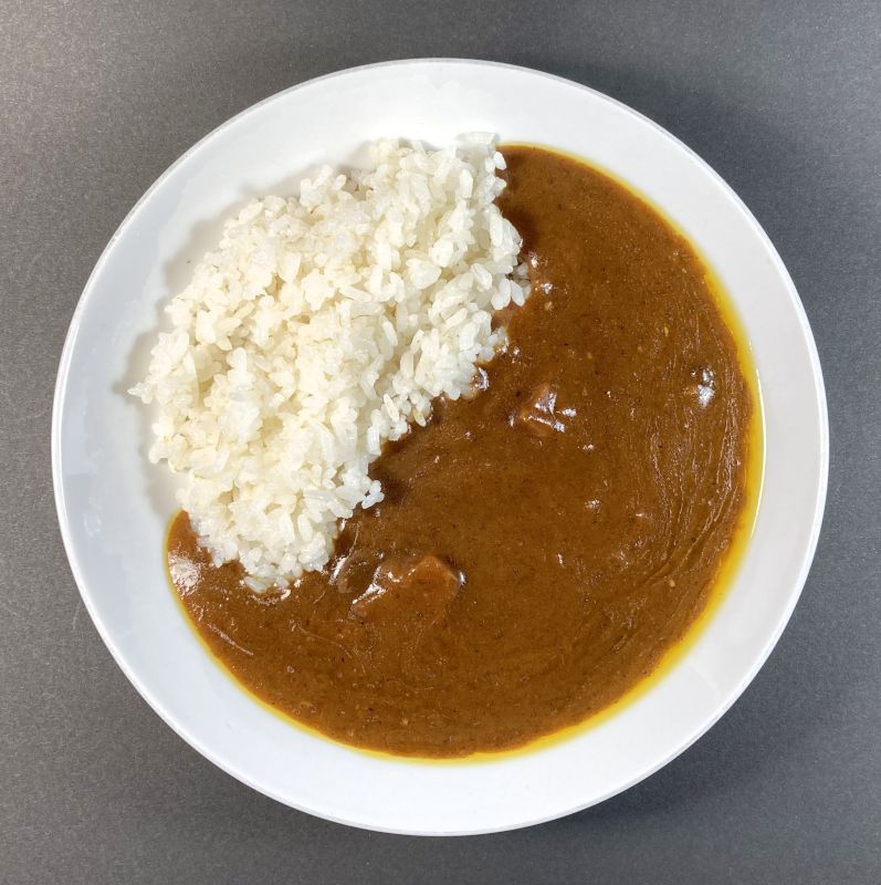 信州牛カレーをお皿に盛る