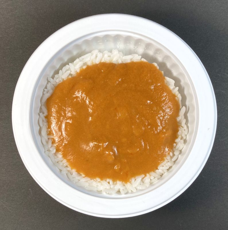 レトルトカレーをご飯にかける