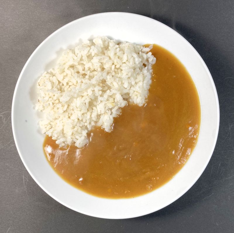 丸美屋食品工業株式会社 期間限定 MINECRAFT カレー ビーフ中辛をお皿に盛る