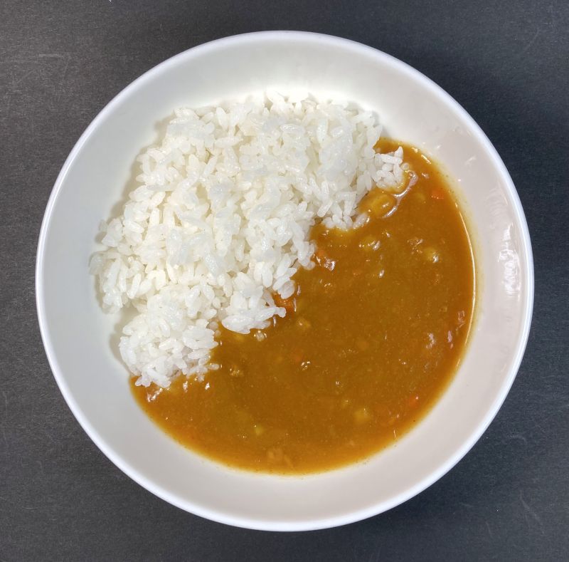 ポケモンプチパックカレーをお皿に盛る