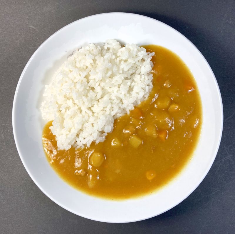 たまごっちカレー ポーク＆野菜 甘口をお皿に盛り付ける