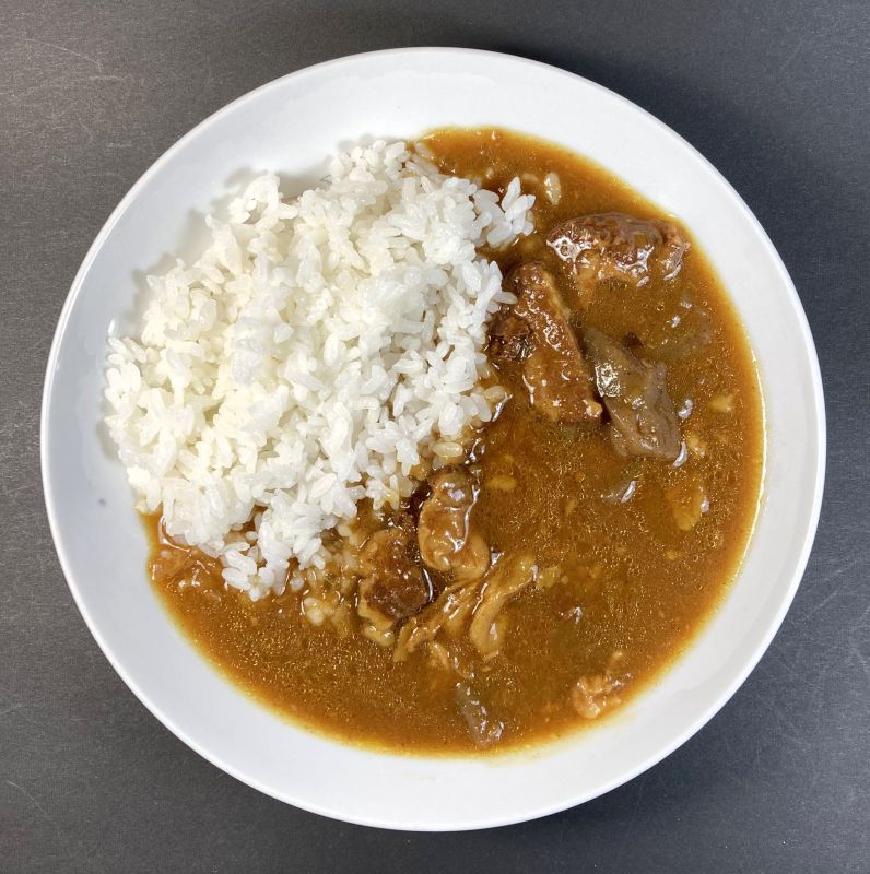 株式会社マスゼン 牛すじとこんにゃくの和風カレー 2～3人前540gをお皿に盛る