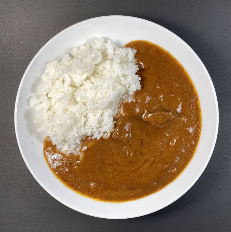 黒毛和牛CURRYをお皿に盛る