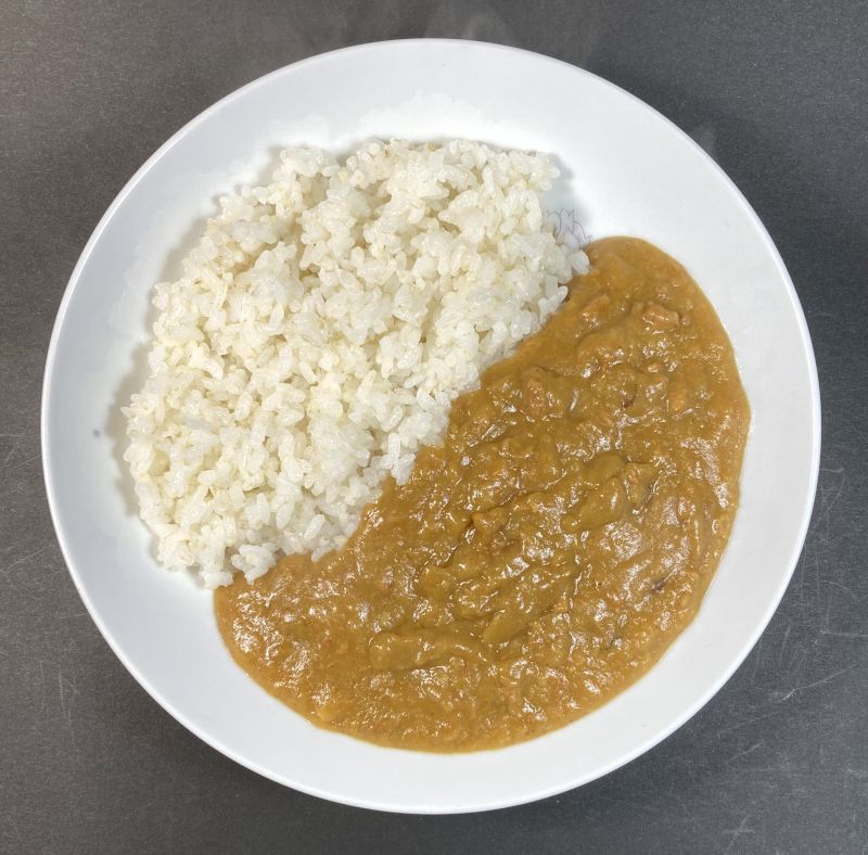 高知県産生姜使用 生姜キーマカレーをお皿に盛る