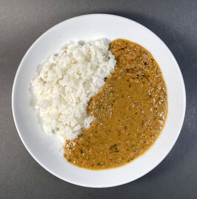 梅しそキーマカレーをお皿に盛る