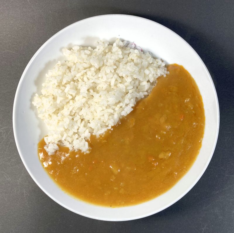 国産野菜のカレー やさしい甘口を盛り付ける