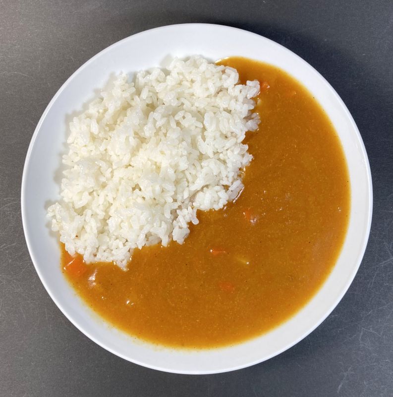 A-Label 賞味期間5年 あたためなくてもおいしいカレー ポーク 甘口をお皿に盛り付ける