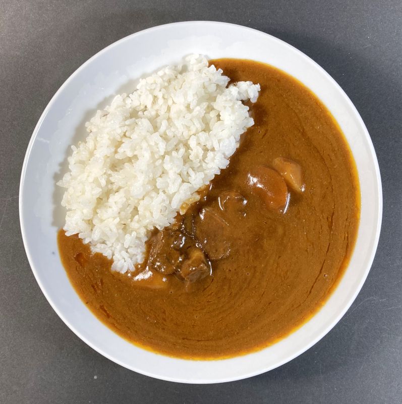 株式会社南華園 北海道素材にこだわったビーフカレー 230g 中辛をお皿に盛る