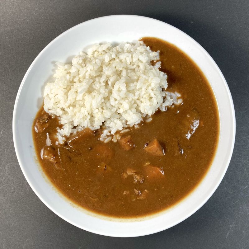 芳香美味 湯布院 豊後牛カレーをお皿に盛り付ける