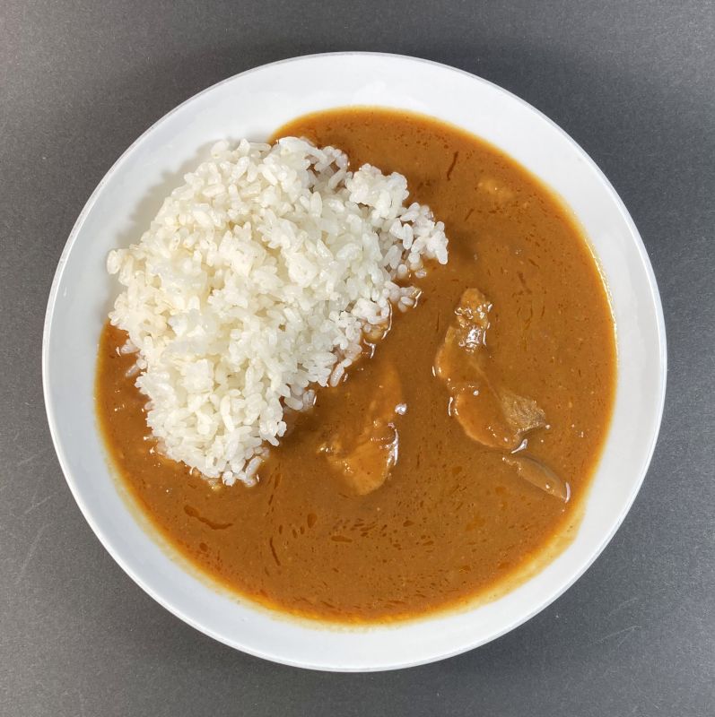 奈良鹿ないカレーをお皿に盛る