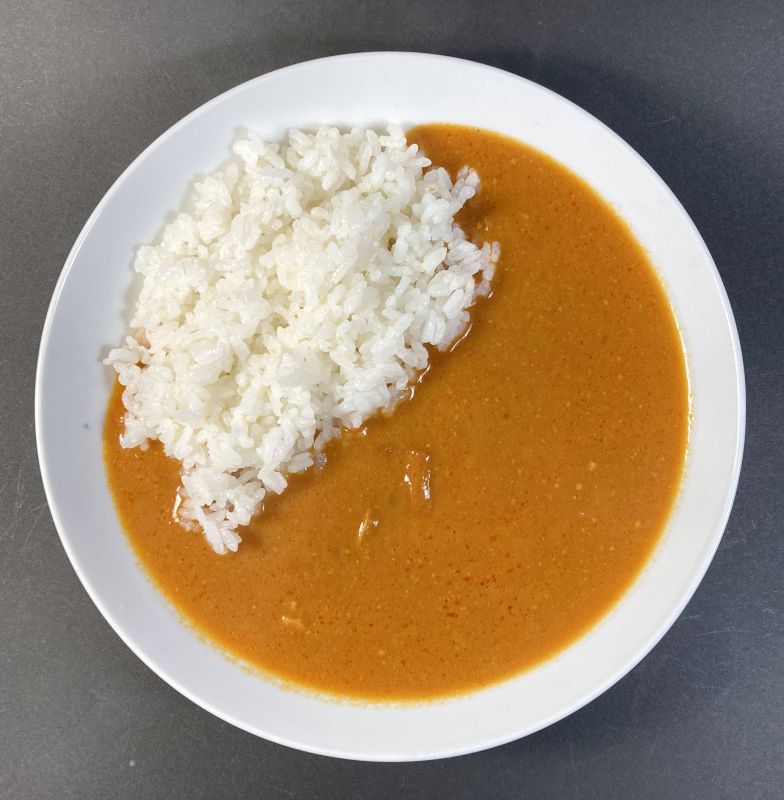 株式会社ニチレイフーズ インド風 バターチキンカレー レストラン用をお皿に盛る