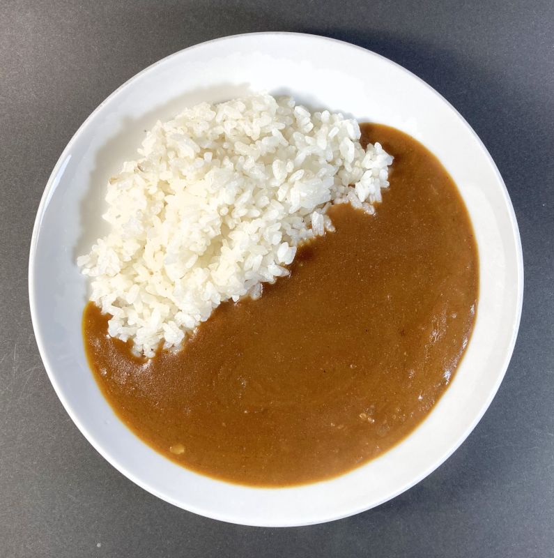 日本食研製造株式会社 食研カレー 200gをお皿に盛る