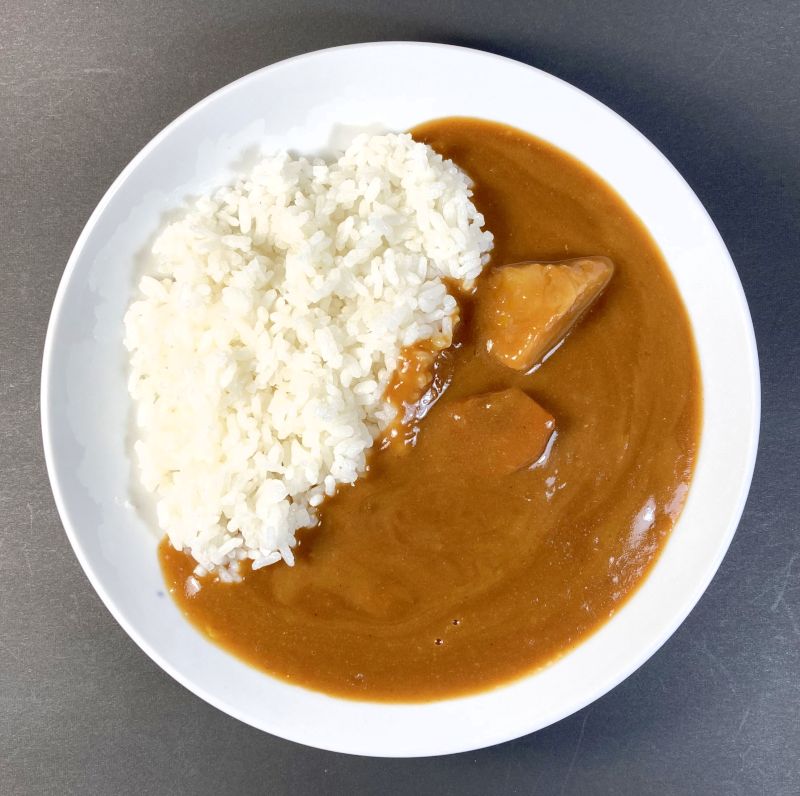 松井家秘伝カレー練習中をお皿に盛る