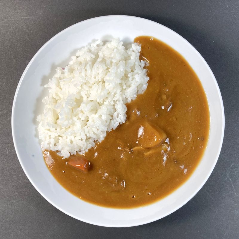 松井家 秘伝のカレー 試合前 ニンニクたっぷり 中辛をお皿に盛る