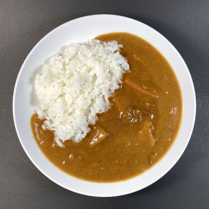 甘口国技館カレーをお皿に盛る