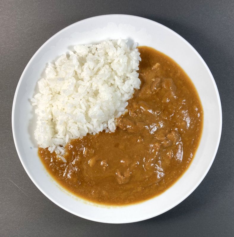 国技館カレーをお皿に盛る