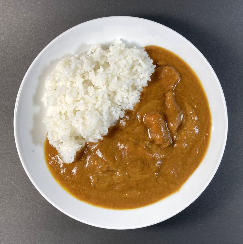 横綱 北の富士 カレーをお皿に盛る