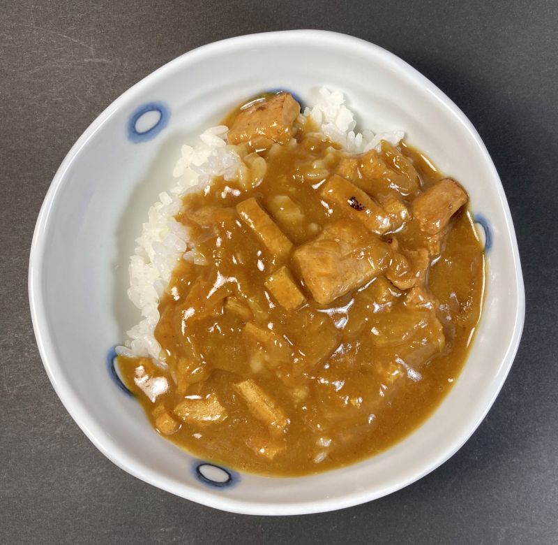 日本ハム株式会社 カレー南蛮の具 3袋入りをお皿に盛る