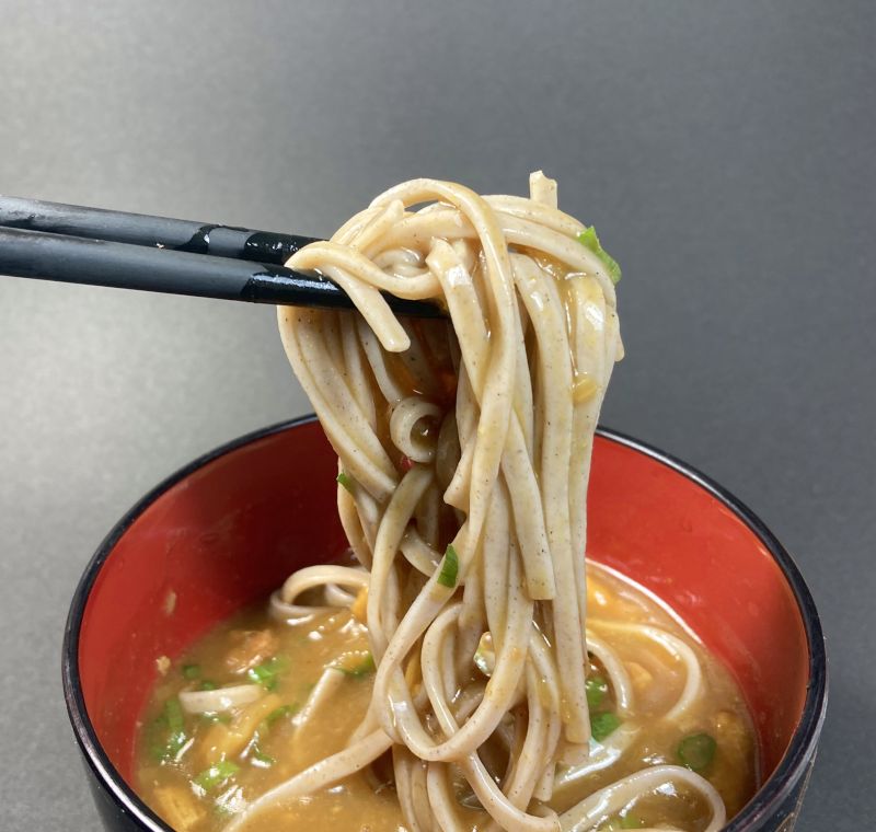 日本ハム株式会社 カレー南蛮の具 3袋入りをそばで食べてそばをつまむ